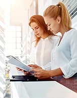 Nhân viên trao đổi tài liệu